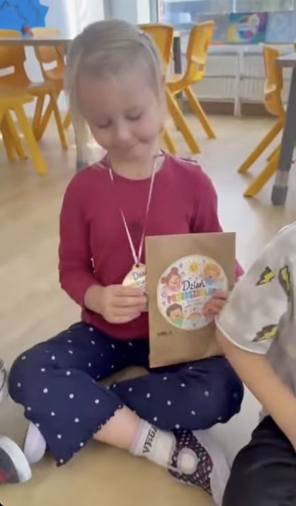 Przedszkolak z medalem i upominkiem podczas Dnia Przedszkolaka w Bezrzeczu