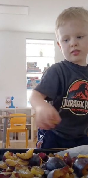 Przygotowywanie śliwek na powidła podczas zajęć w przedszkolu w Bezrzeczu.