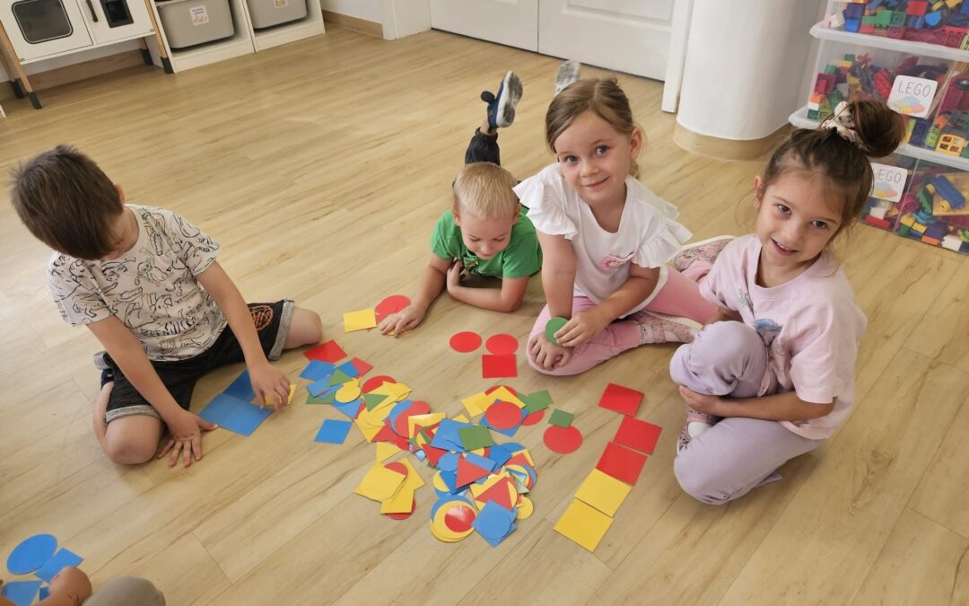 Sówki bawią się geometrią — kolorowe konstrukcje w Bezrzeczu