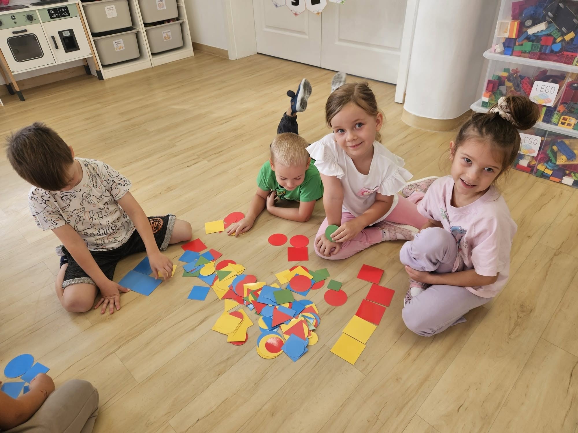 Grupa Sówek w Bezrzeczu układa konstrukcje z kolorowych figur geometrycznych