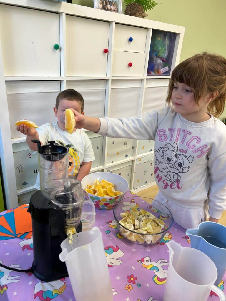 Przygotowywanie soku z pomarańczy i cytryn podczas zajęć w Krainie Uśmiechu
