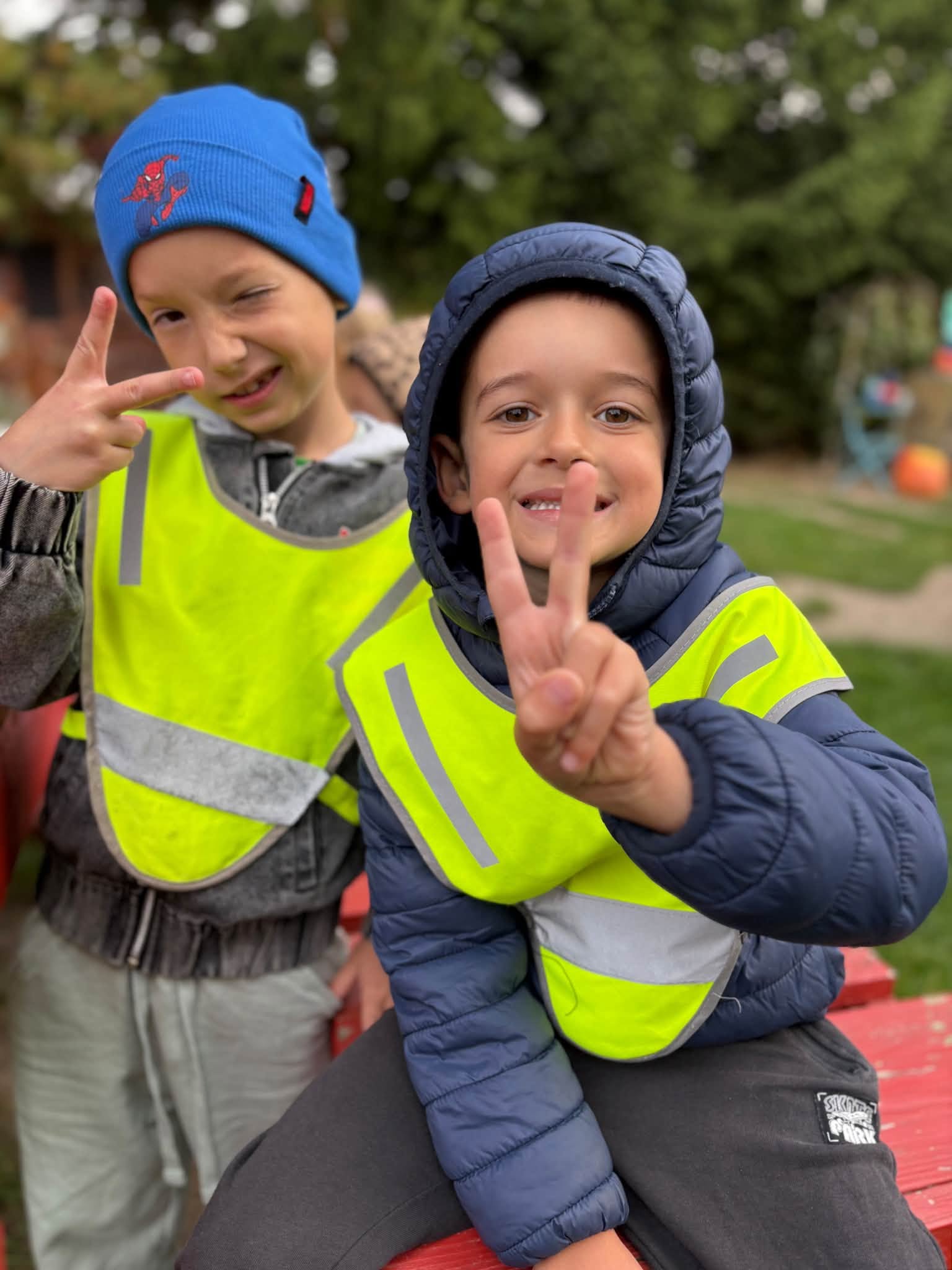 Dwoje dzieci w kamizelkach podczas wycieczki do Alpakowego Gaju