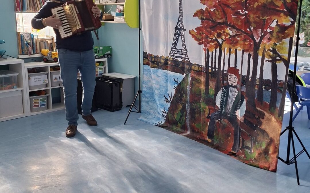 Muzyczna podróż do Paryża w Bezrzeczu — poznajemy akordeon